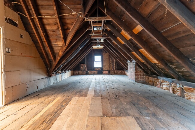 Building Photo - 140 Carver St