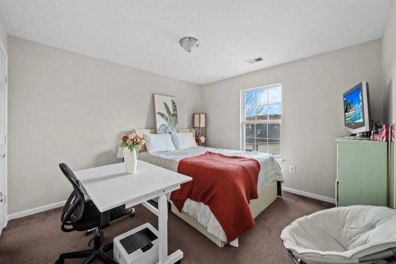 Building Photo - 13810 Mapledale Ave