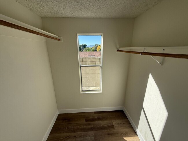 Building Photo - 3-Bedroom Home with Dog Run and Private Ya...