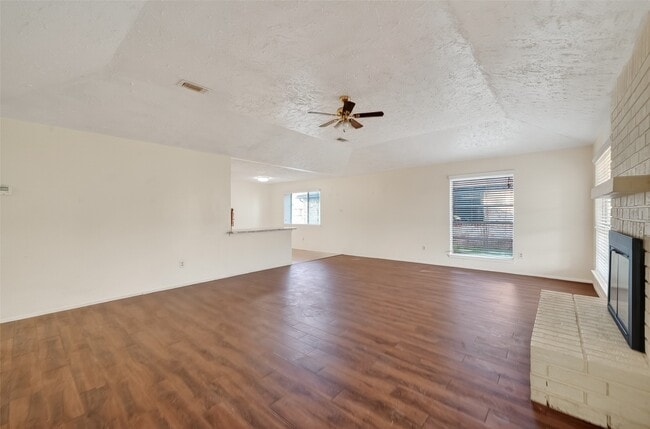 Building Photo - 15811 Pfeiffer Dr