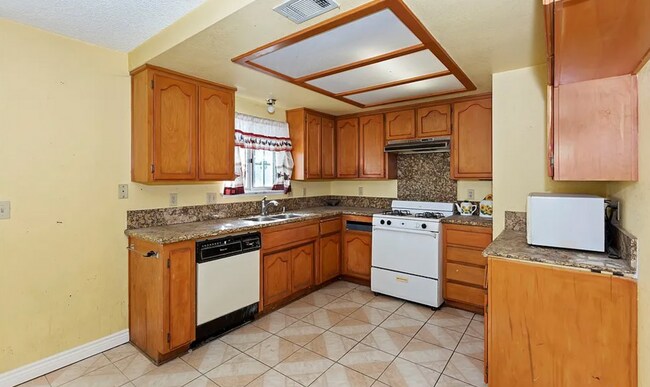 Building Photo - 3 BEDROOM HESPERIA HOME