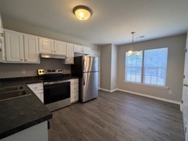 Building Photo - Like New Burlington 3 Bedroom, 2 bath w/garage - Won't Last!