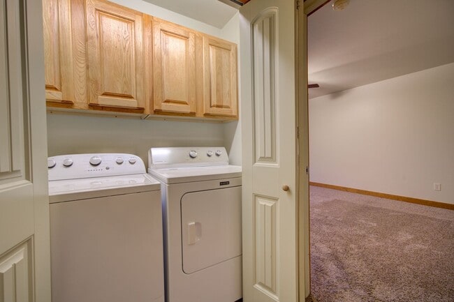 Building Photo - Laurel Glen Condo For Lease