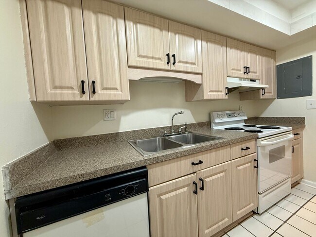 Building Photo - North St. Pete 2/2 Condo