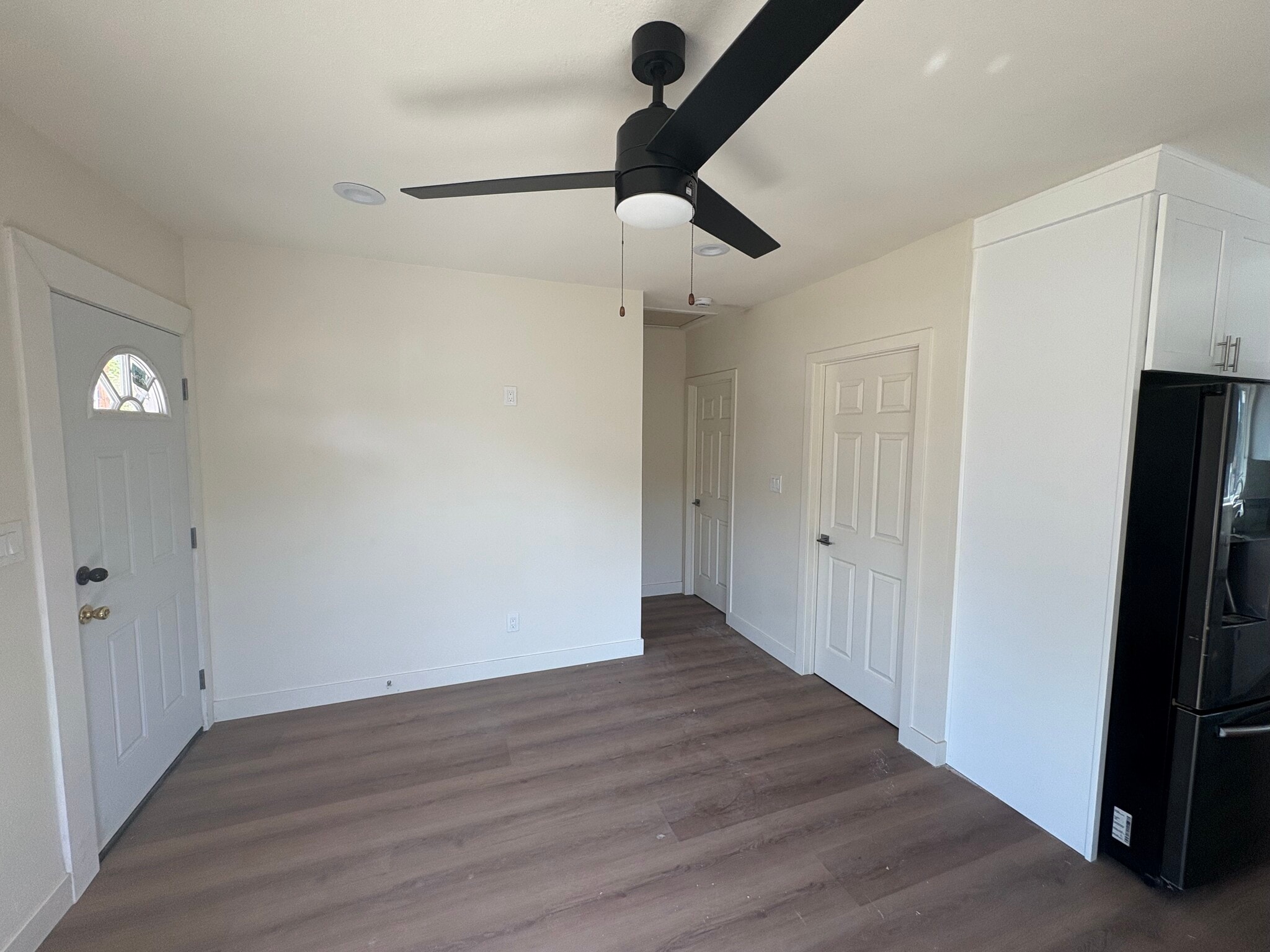 Building Photo - 124 E Cypress Ave