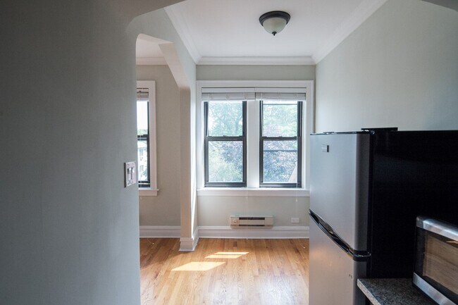 Building Photo - 4742 N Hermitage Ave