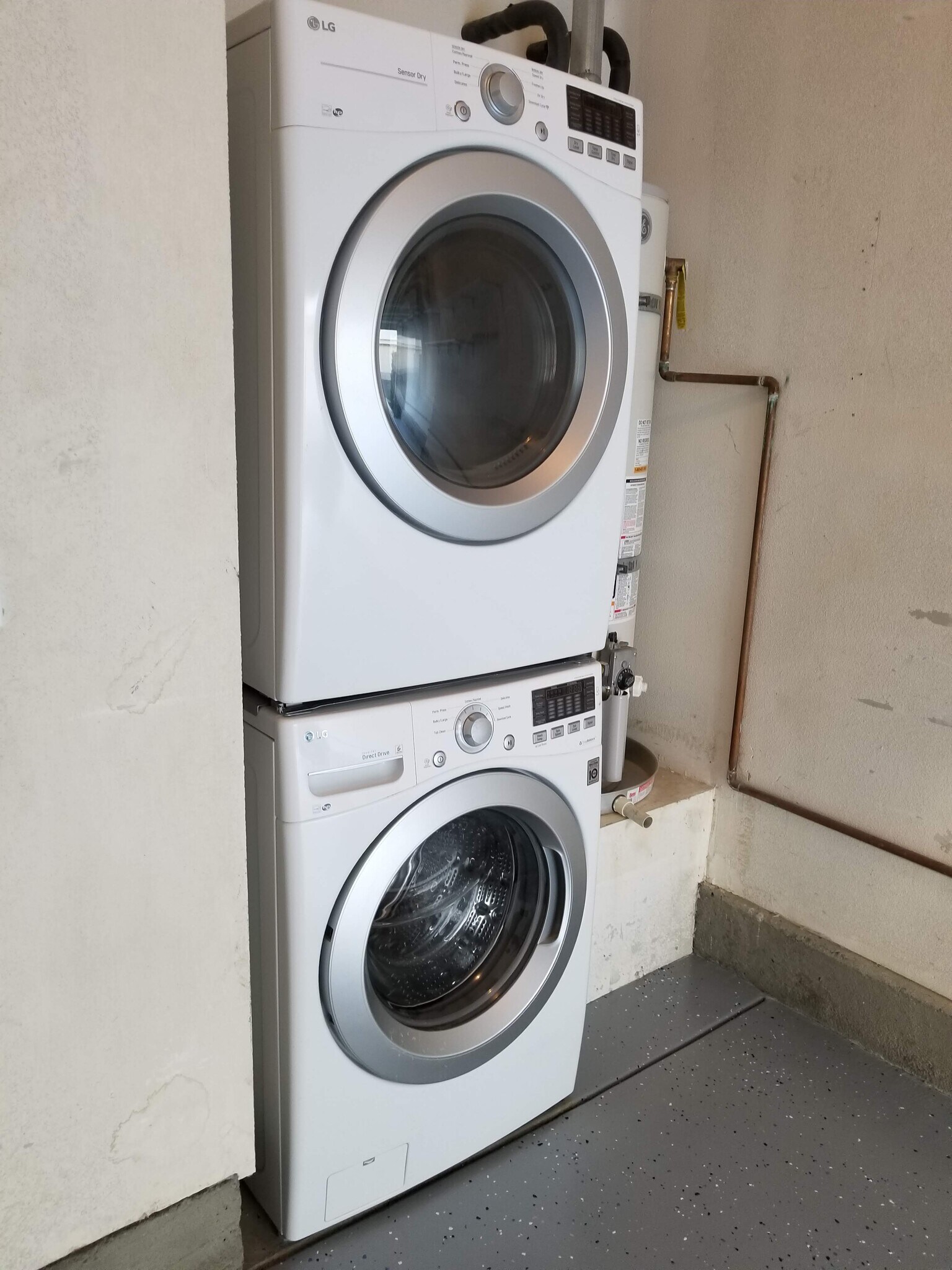 In-unit full-sized washer & dryer - 16939 Robins Nest Way