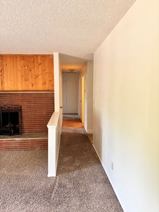 Building Photo - AVAILABLE IMMEDIATELY - LARGE 3 BED/2 BATH...