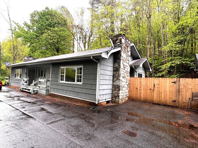 Building Photo - Beautiful setting in Maggie Valley