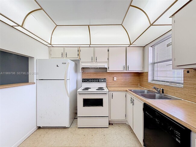 Building Photo - 6750 Royal Palm Blvd