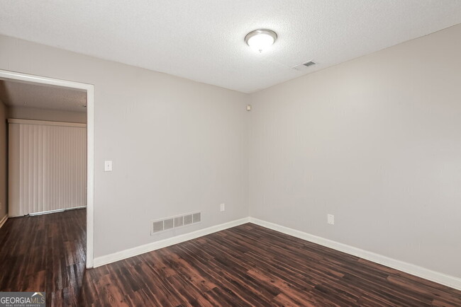 Building Photo - 5009 Hawthorne Ct