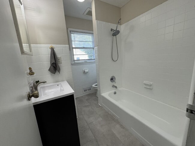 Building Photo - SPACE, CHARM & FLEXIBILITY — ALL IN ONE 3 BED, 1 BATH HOME!