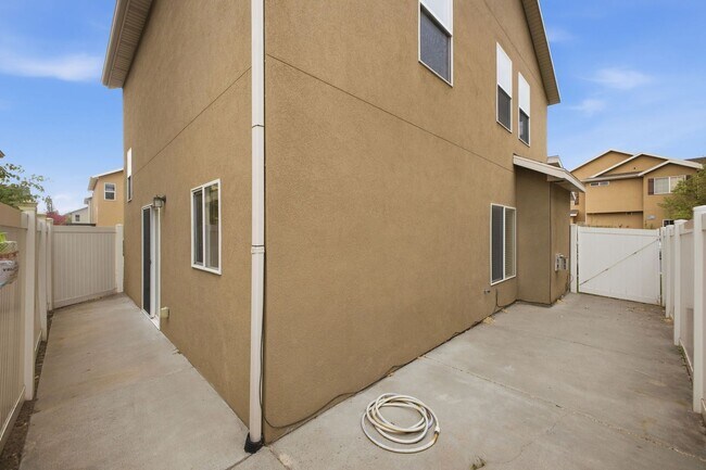 Building Photo - Spacious South Ogden Townhome w/ Garage