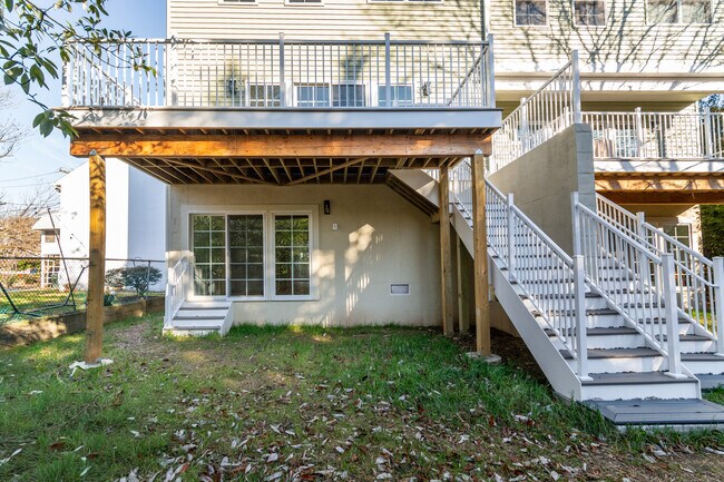 Building Photo - 17 Wilson St