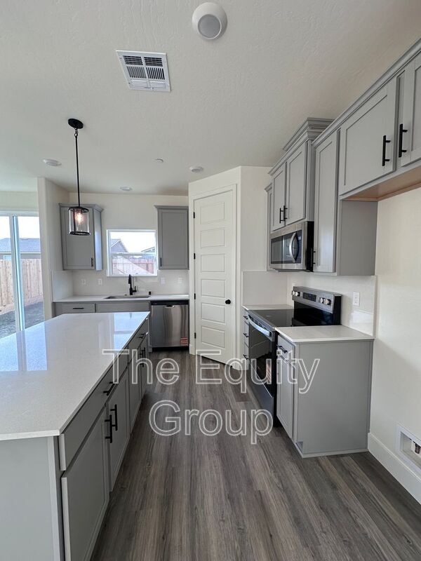 Building Photo - 2405 N Fontana St