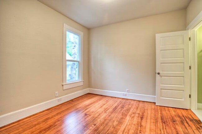Building Photo - Top-Floor 3bed/1bath Duplex Unit in Cherry Hill!