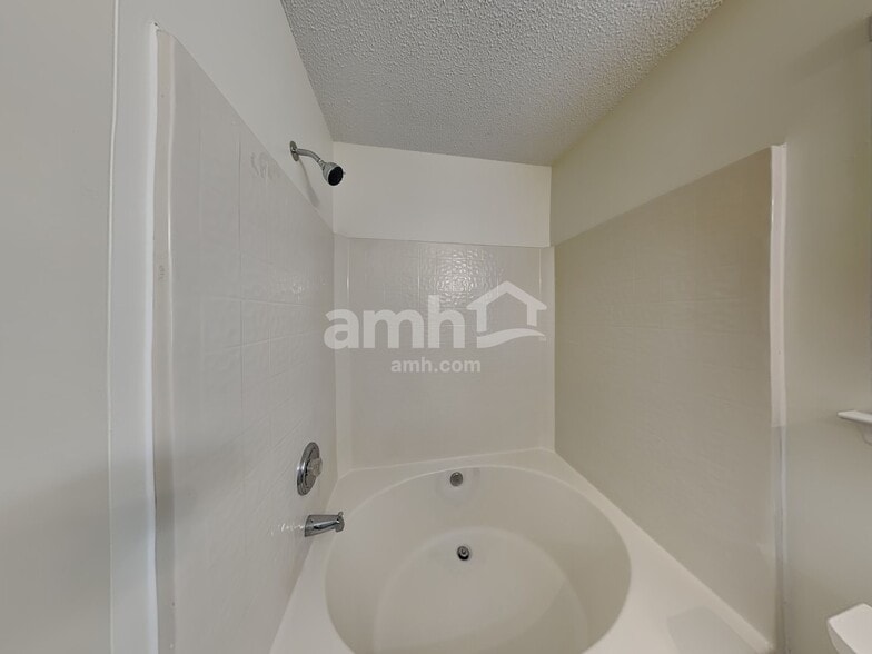 Building Photo - 14301 Blue Grass Dr