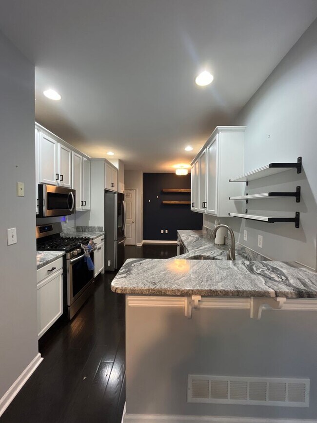 Building Photo - Spacious 3-bedroom, 2.5-bath home in South...