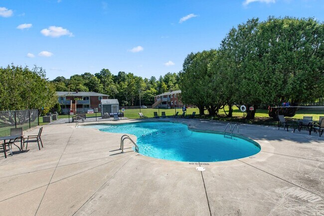 Building Photo - 12 Manor Dr
