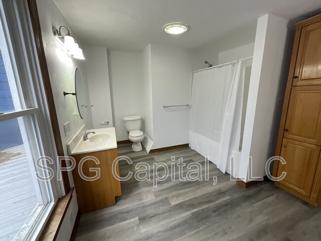 Building Photo - 218 W Middle St