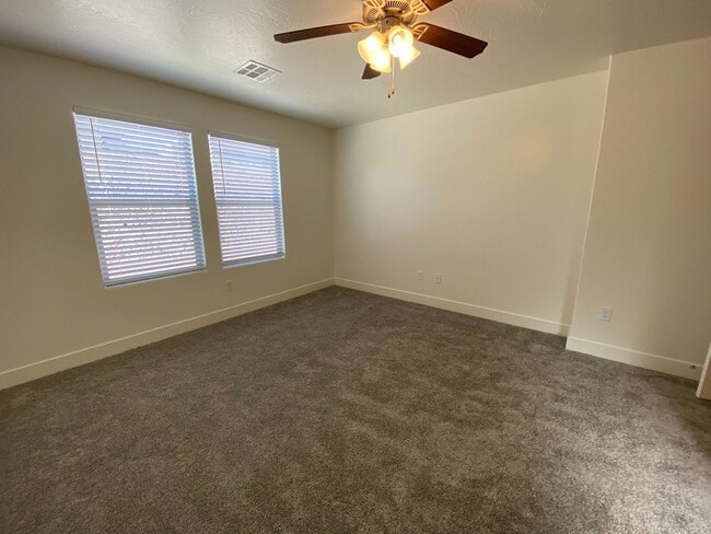 Building Photo - Beautiful 4 bed and 2.5 Bath in Desert Bluff Townhomes at Desert Canyons