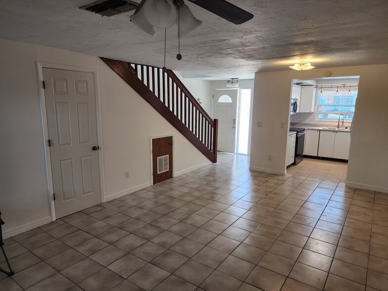 Livingroom - 2751 S Pines Dr