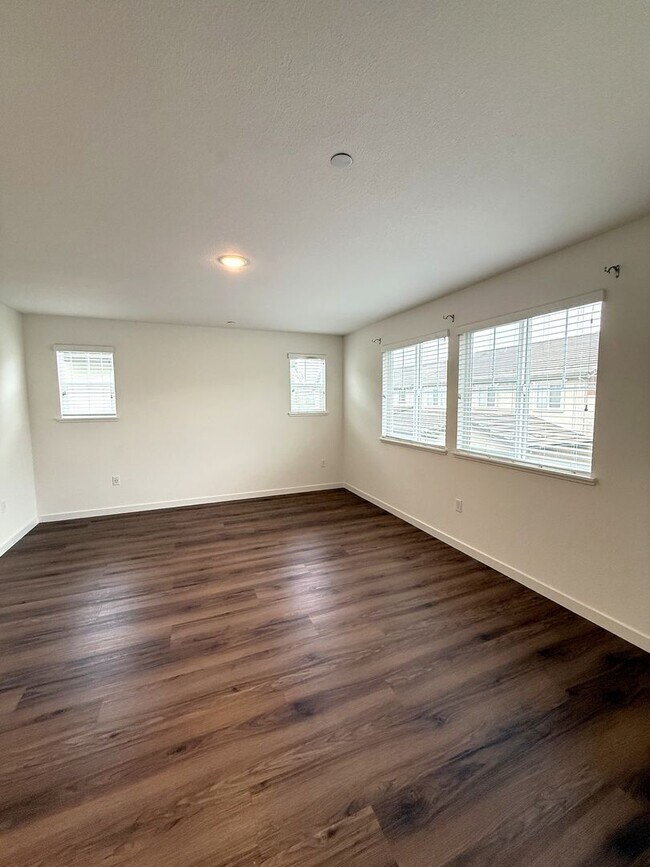 Building Photo - Energy-Efficient Emerson Ranch Home | 5 Bed + Owned Solar, Powerwall, EV Charging & Beautiful Bac...