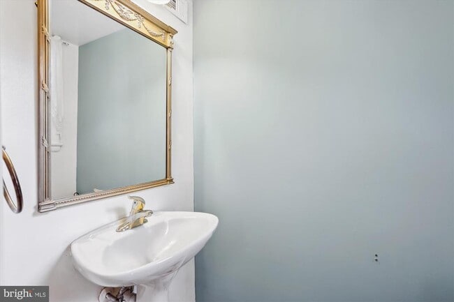 Building Photo - 6154 Beachway Dr