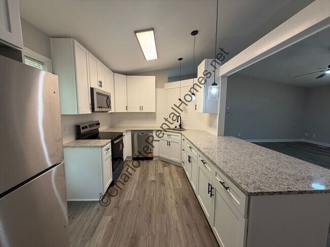 Building Photo - Beautifully Updated 3BR/2BA Home with Garage in Charlotte!