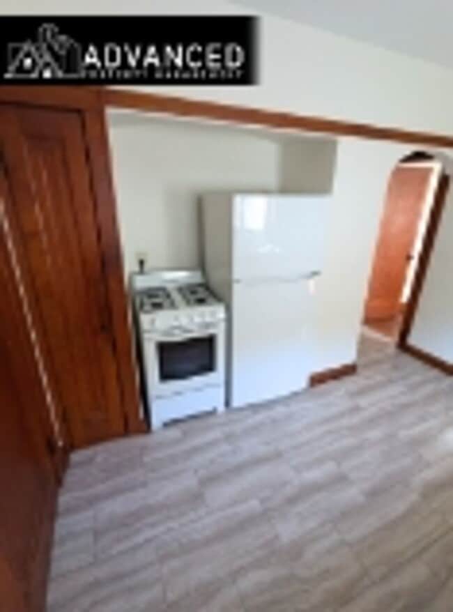 Building Photo - Charming 2-Bedroom Lower Unit in Milwaukee’s Tippecanoe Neighborhood – Available Now!