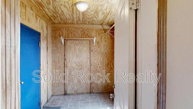 Building Photo - 9835 N Log Rd