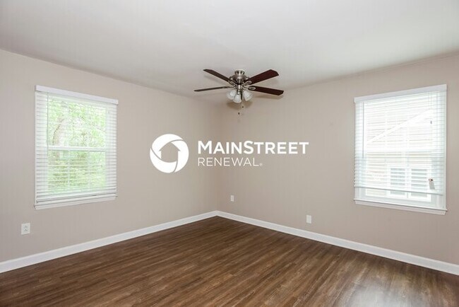 Building Photo - 4 Bedroom Pet-Friendly Home in Charlotte, NC with Main Street Renewal