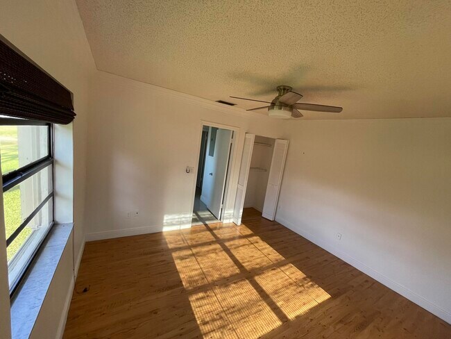 Building Photo - 1120 Parkside Green Dr
