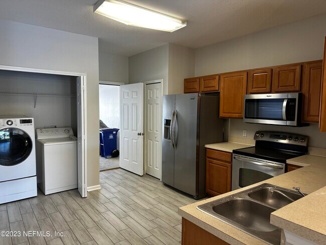 Building Photo - 559 Southbranch Dr