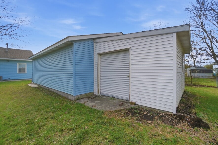 Building Photo - 2351 Burden Dr