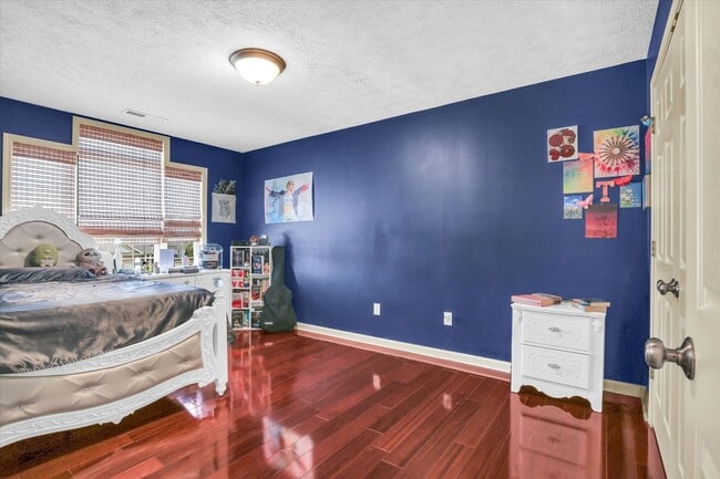 Building Photo - Updated 3 Bedroom Townhome in SW Champaign - Available 06/01/2026