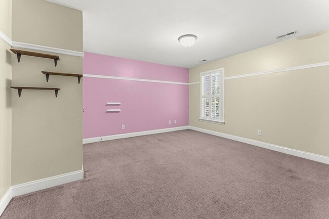 Building Photo - Large home with 5 bedrooms in Brickshire