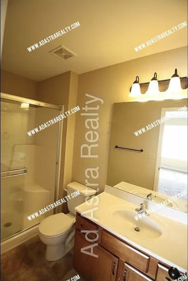 Building Photo - Beautiful Townhome in Platte City-Availabl...