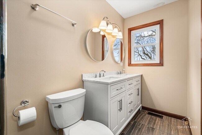 Building Photo - 931 Canterbury Dr