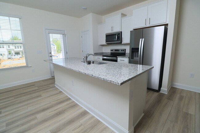 Building Photo - Townhouse
