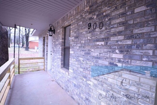 Building Photo - Move in special $500!! Beautifully renovated 1 bed / 1 bath duplex in a great neighborhood!!