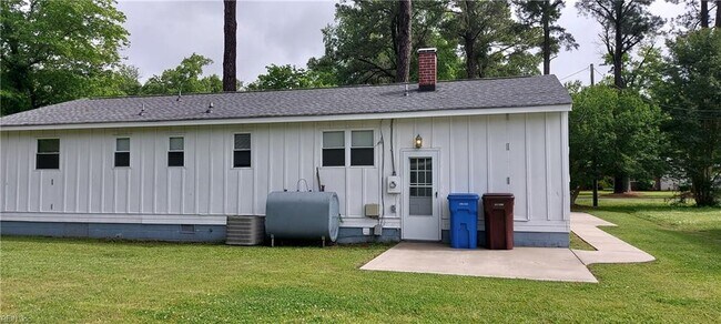 Building Photo - 216 Lindsey Ave