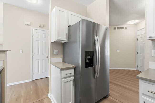 Building Photo - $2,735.95 - 3 Bed, 2.5 Bath Townhome in Aurora with In Unit Laundry!