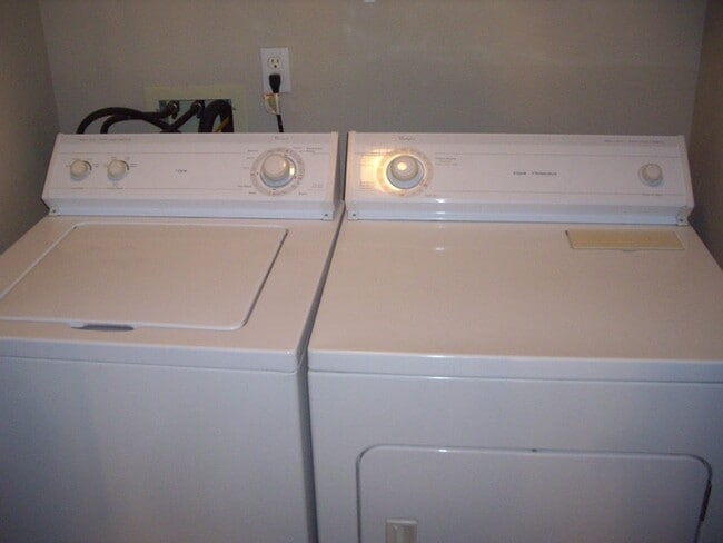 Building Photo - 0bd/1ba Sammamish Condo