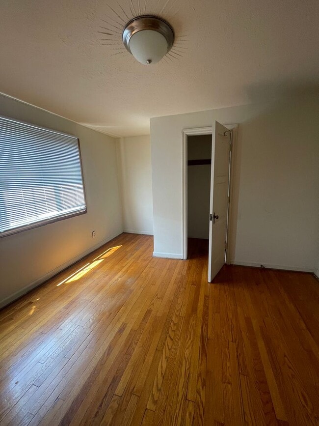 Building Photo - 4 bedroom 1 1/2 bath single family house with yard.