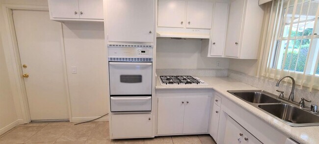 Building Photo - Single Family Home - 4 Bedrooms + 2 Baths....