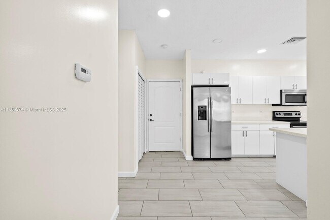 Building Photo - 2700 Creekside Dr
