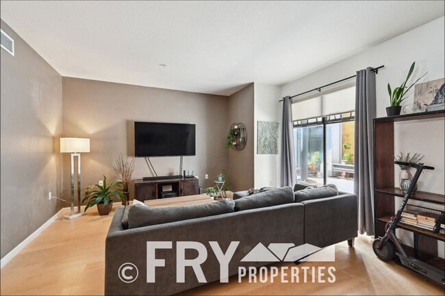 Building Photo - Spacious 1 bedroom Main Floor Condo in RiNo