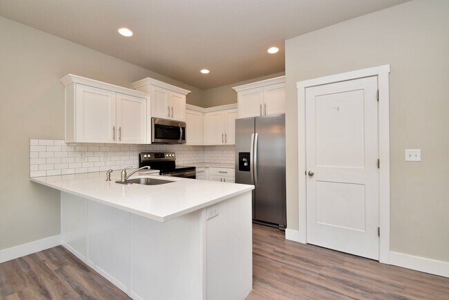 Building Photo - 3 Bedroom 2.5 Bath Townhome in West Haven!!