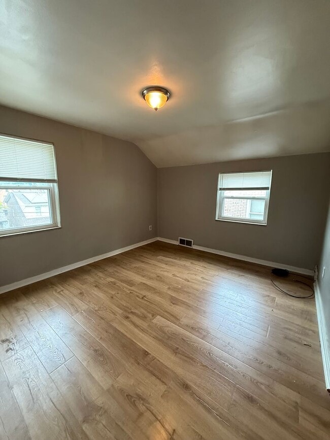 Building Photo - Brentwood-3 Bedroom Home available NOW!
